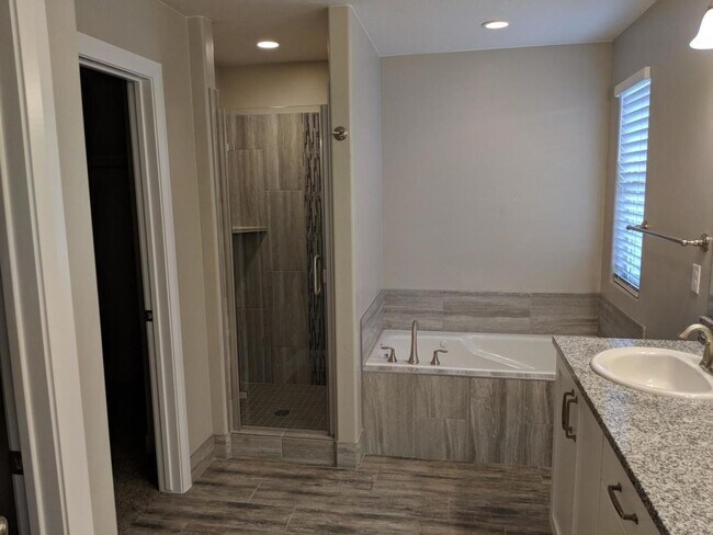 Building Photo - Beautiful Blackhawk Townhome