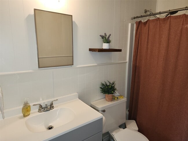 Building Photo - 1104 E Sycamore St