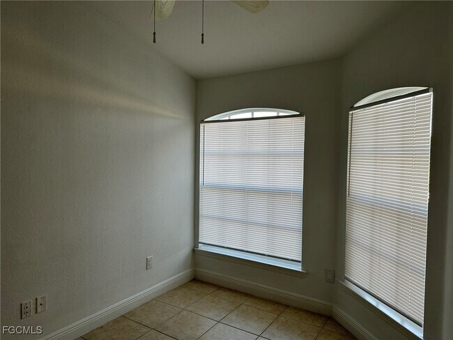 Building Photo - 423 SE 23rd Pl