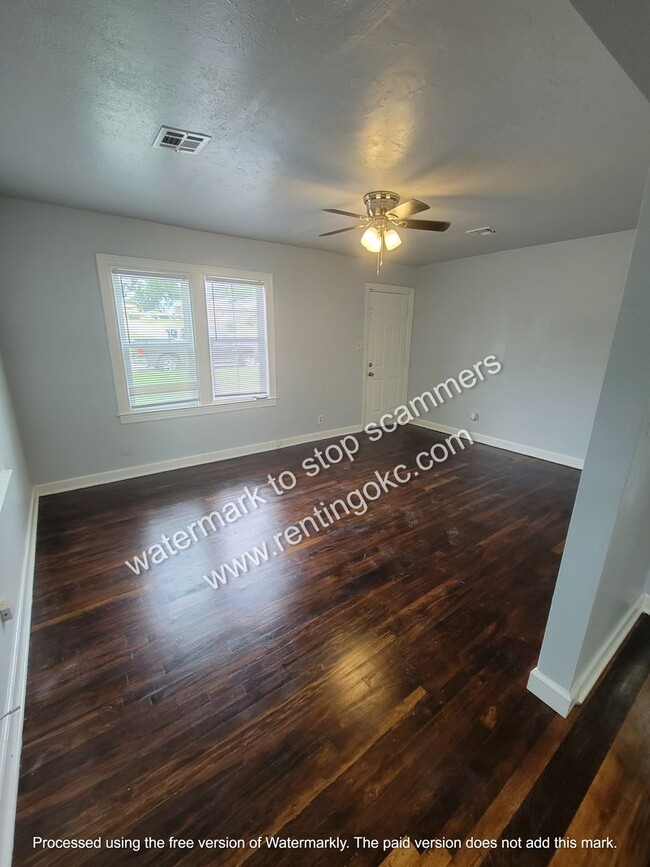 Building Photo - 2 bed home with large yard!