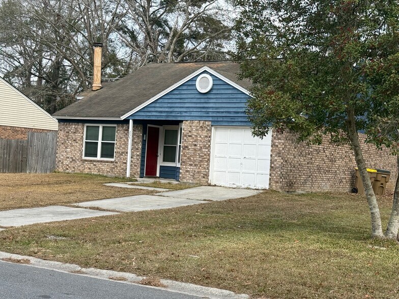 front 4 - 255 Falcon Dr