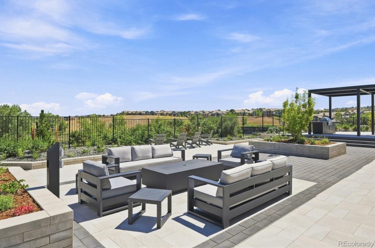 Building Photo - 2070 Shamrock Dr