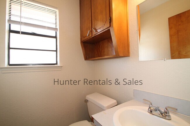 Building Photo - Updated 2-Bedroom Townhome with Modern Fin...