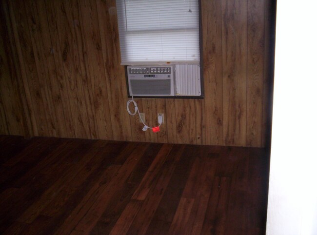 Building Photo - 547 Creekside Dr
