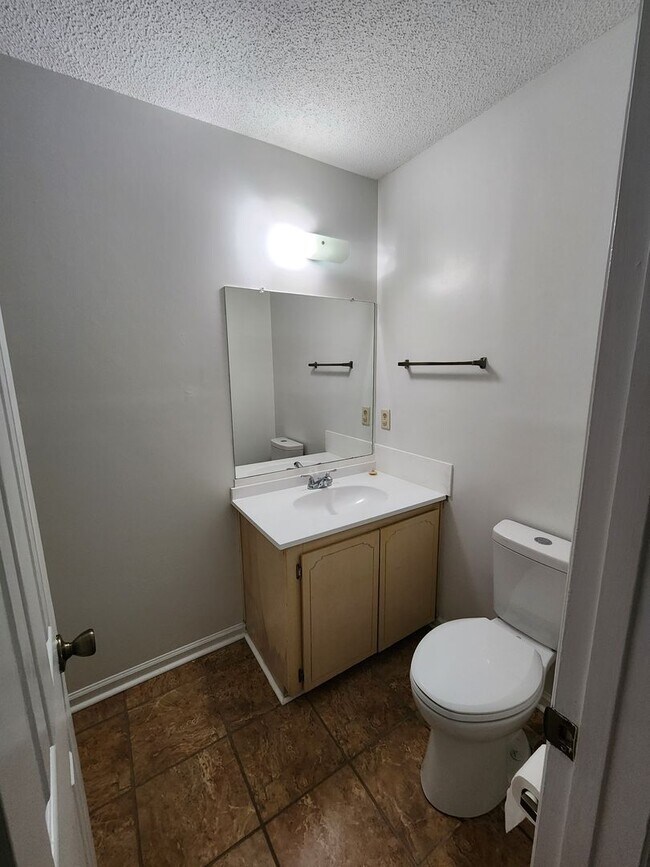 Building Photo - 908 Primrose Ln