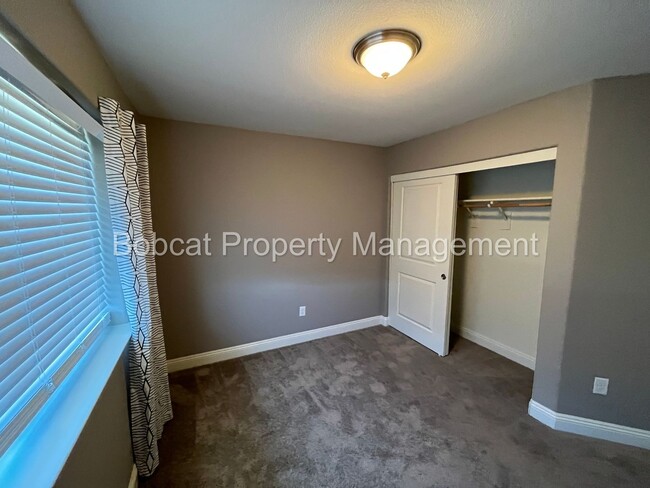 Building Photo - 3 Bedroom 2.5 Bathroom Townhouse in Carson...