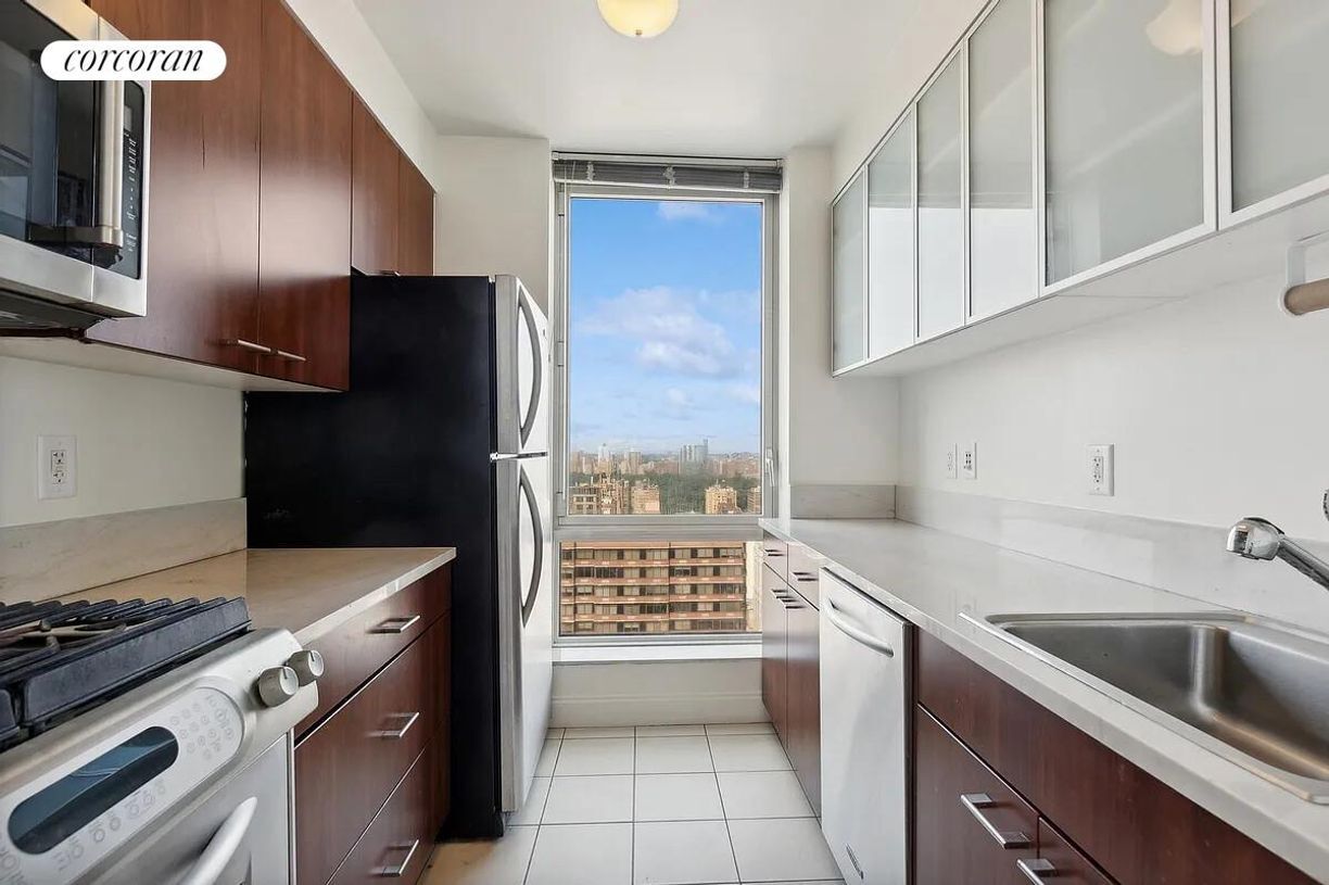 Building Photo - 215 E 96th St