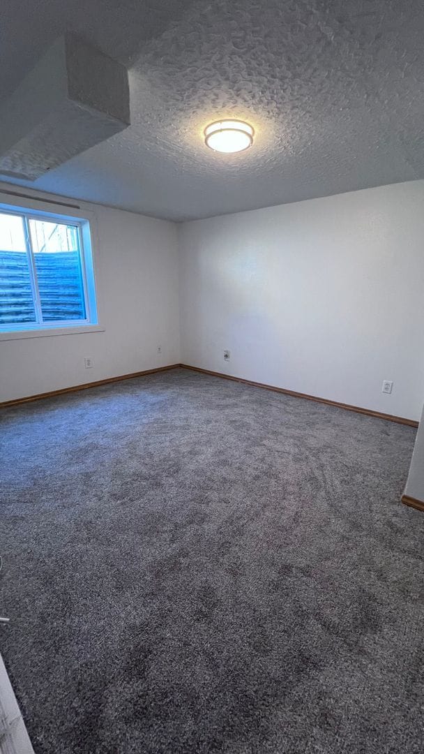 Building Photo - 4 bedroom 2 bath home Available Now!!!
