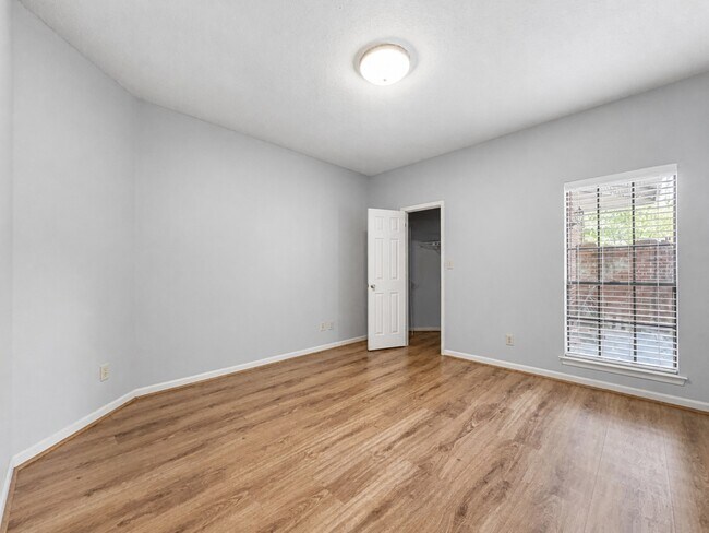 Building Photo - 6121 Bell Rd Manor