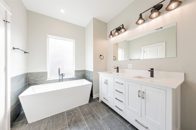 Building Photo - 8402 Berry Green Ln