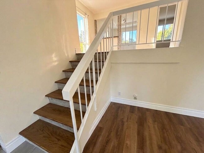 Building Photo - Charming End-Unit Townhome in the Heart of Chatsworth