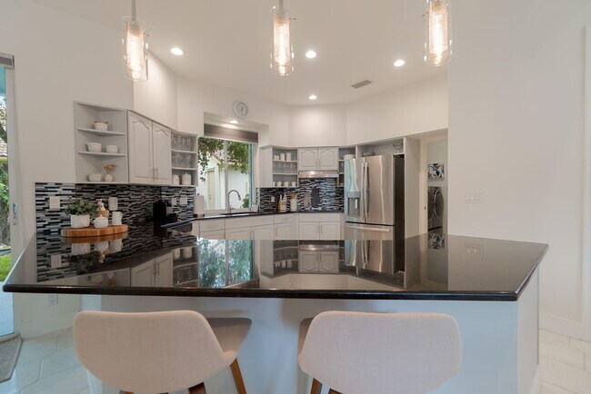 Building Photo - 1907 S Club Dr