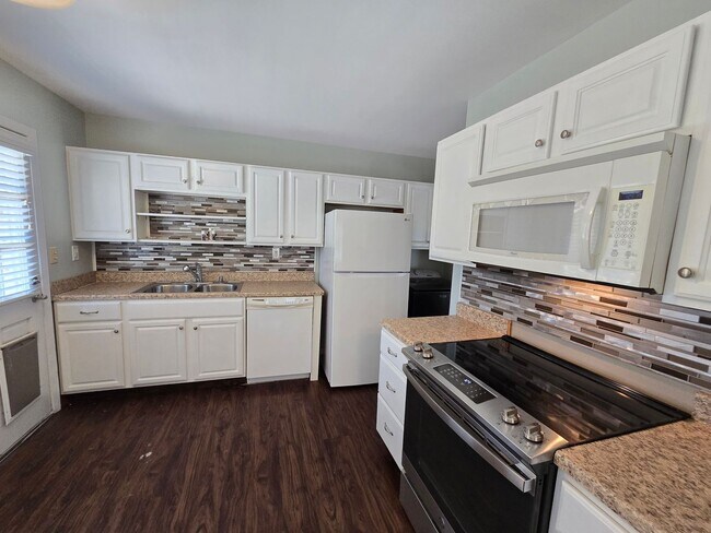 Building Photo - Newly remodeled 3 bed/1 bath home with a 1...