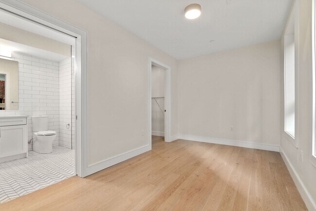 Building Photo - 301 Border St