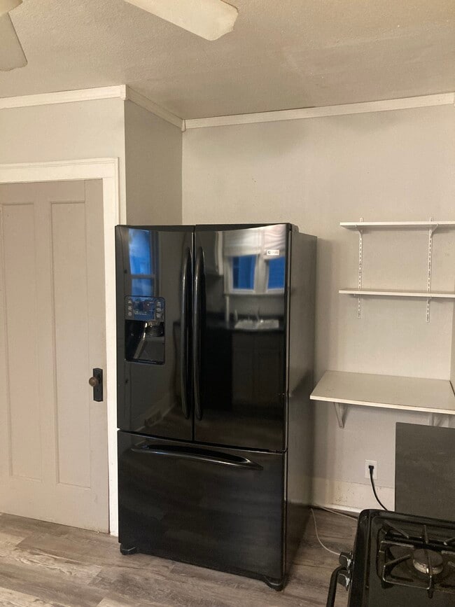 Building Photo - 1416 St Lawrence Ave