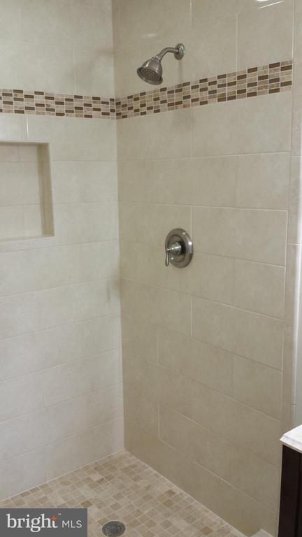 Building Photo - 8212 Hawthorne Rd