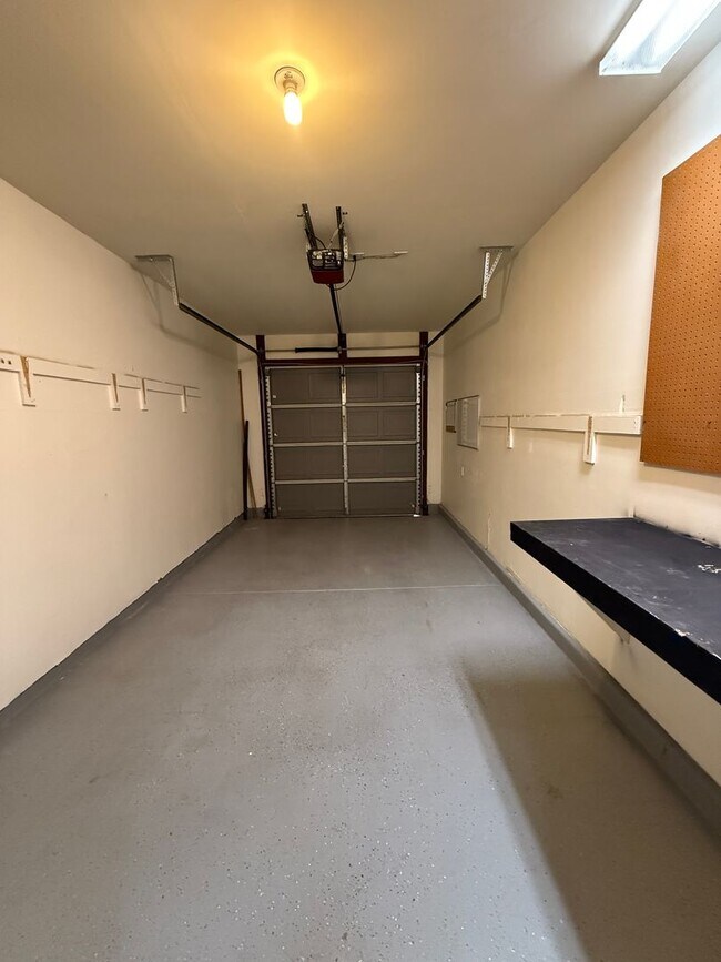 Building Photo - Beautiful 3-bed, 2-bath corner lot home in the desirable Riverhaven Community