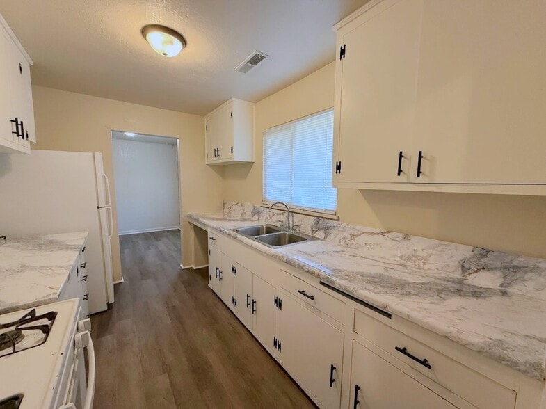 Building Photo - 2559 Ballantyne Dr