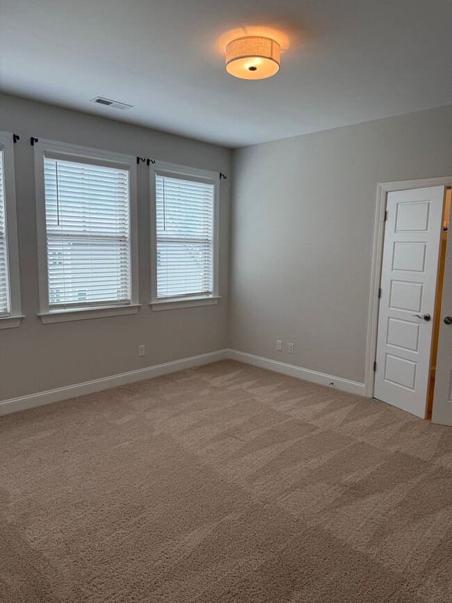 Building Photo - Easy access in Red Bank