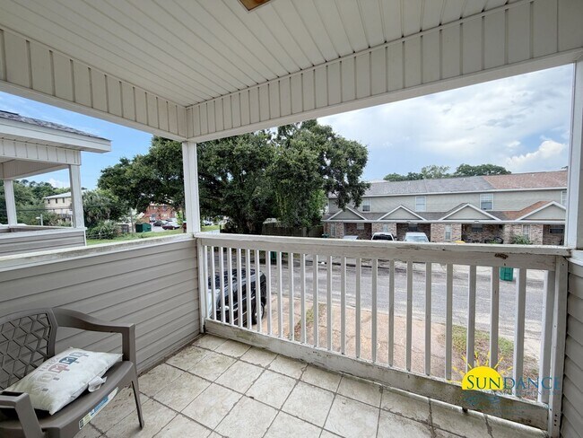 Building Photo - Gorgeous 2 Story Townhome in Fort Walton Beach!