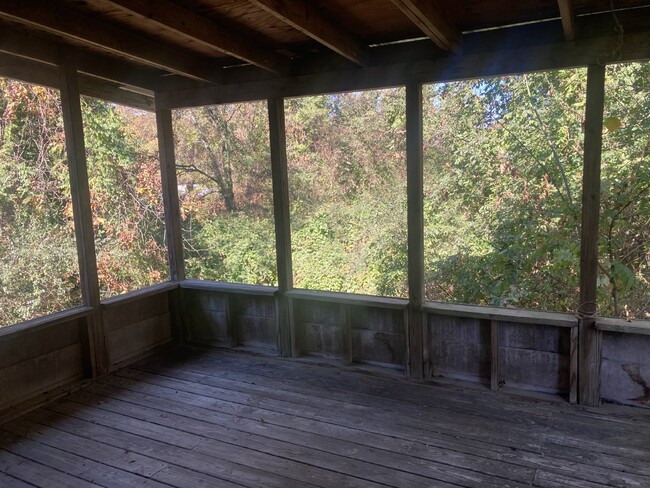 Building Photo - Quaint Two Bedroom Available NOW