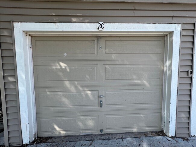 Building Photo - 3 Bedroom Condo in Cinnimon Courtyards