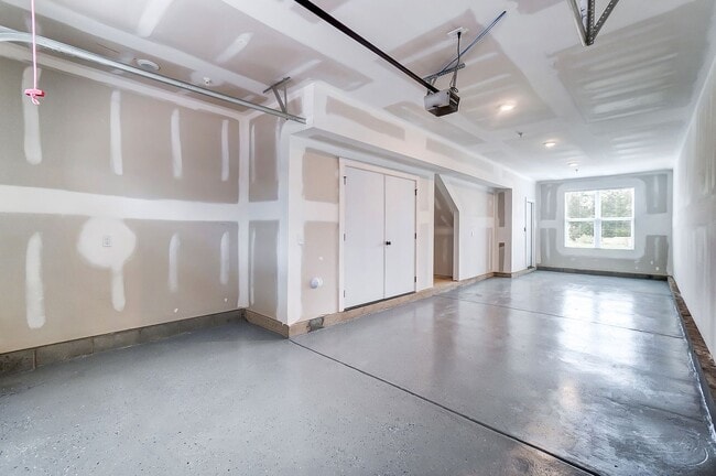 Building Photo - 3 Bedroom Townhome minutes from South End!
