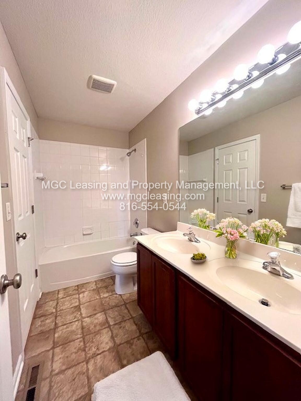 Building Photo - 8426 N Ava Ave