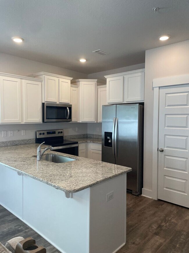 Building Photo - Splendid Townhouse, Community Pool & Dog Park!