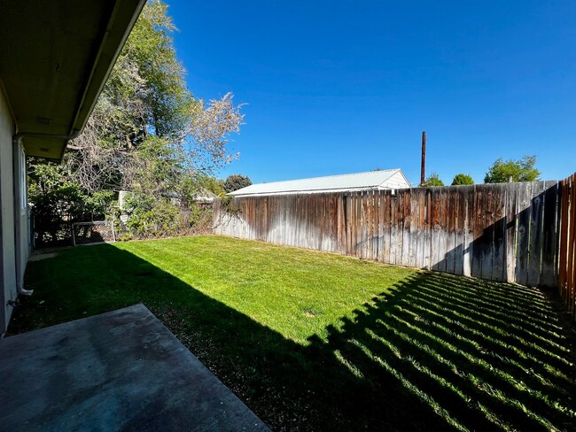 Building Photo - r205