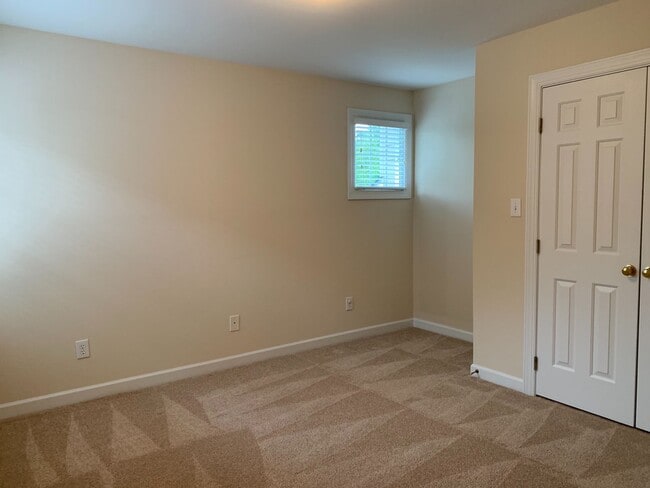 Building Photo - Large 3 Bed | 2.5 Bath Townhouse With Firs...