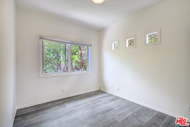 Building Photo - 858 N W Knoll Dr