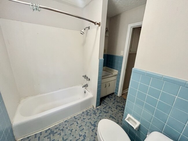 Building Photo - THREE BEDROOM/TWO BATH SPACIOUS HOME - CON...
