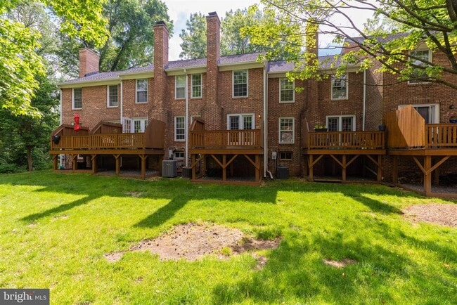 Building Photo - 2440 S Walter Reed Dr