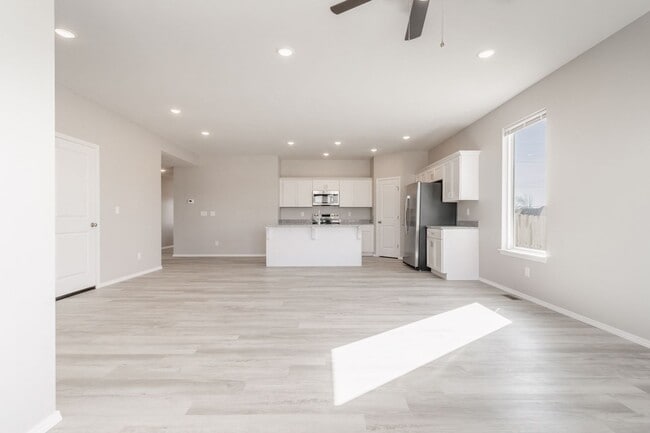 Building Photo - Stunning 4-Bedroom Home