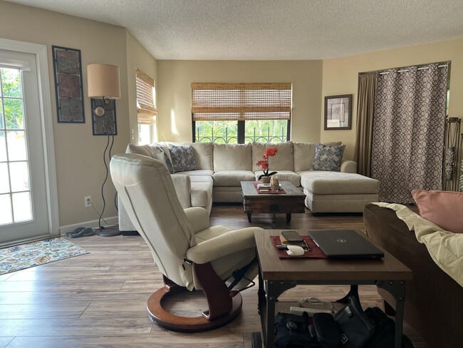 Building Photo - 13 Uno Lago Dr