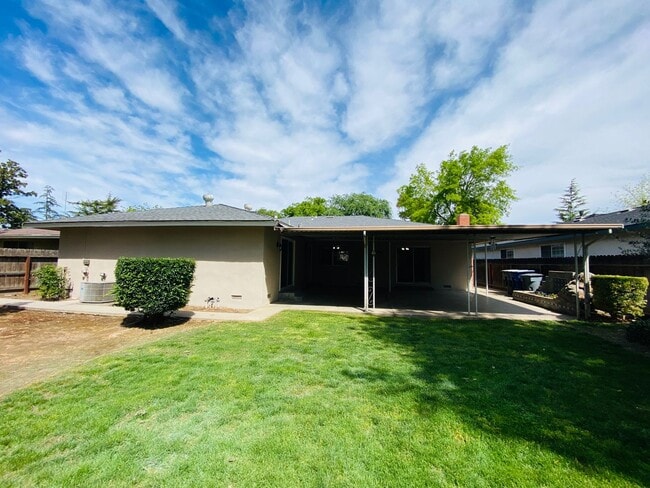 Building Photo - $2,395 Herndon & First, Spacious 4 Bedroom...