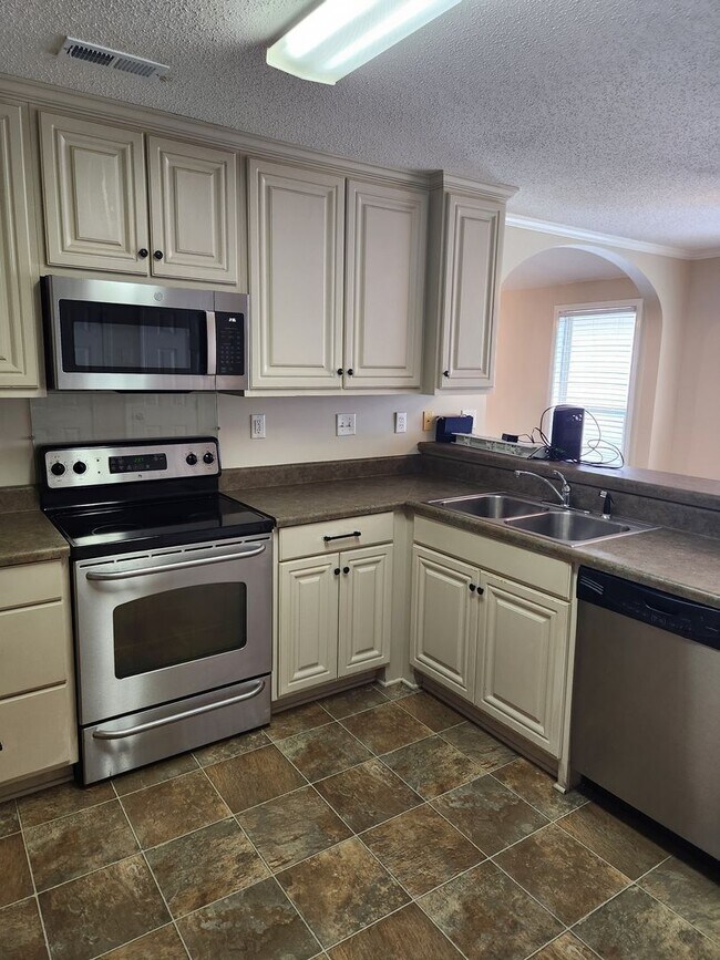 Building Photo - 9841 Lenox Ln