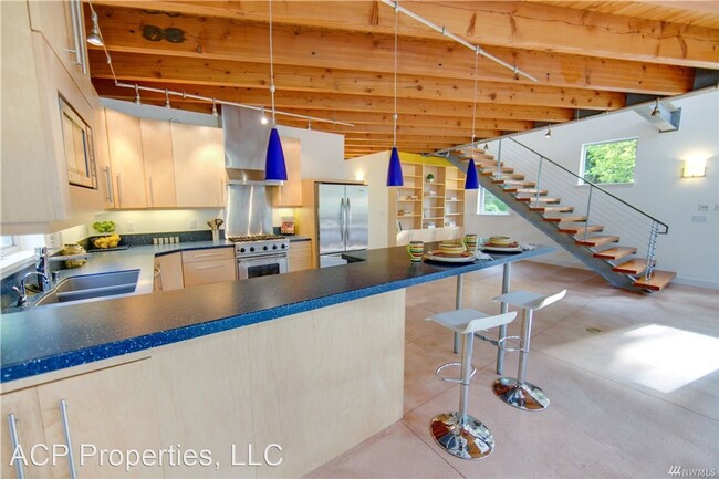Building Photo - 4 br, 2 bath House - 931 W Lake Samish Dr.