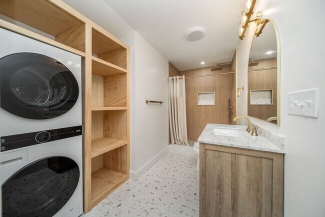 Building Photo - 9-11 Knollin St