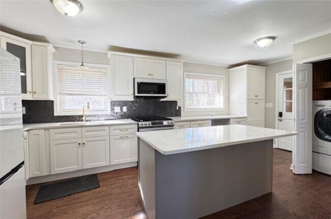 Building Photo - 552 Sybil Ln SE