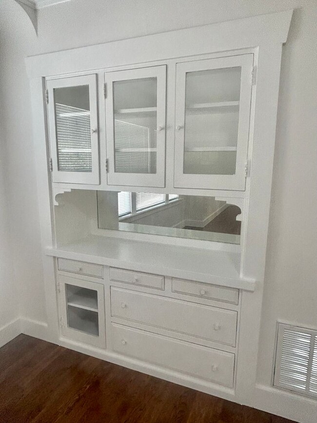 Building Photo - Fabulous vintage charm with all the modern...