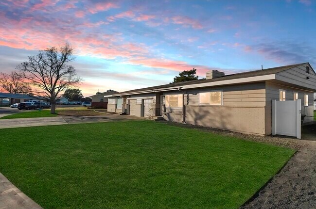 Building Photo - 604 W Crest Dr