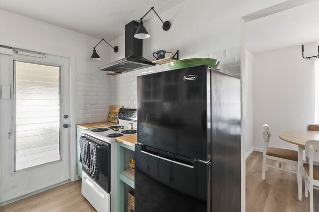 Building Photo - Furnished * AVAIL Now Through 11/1 * $1,69...