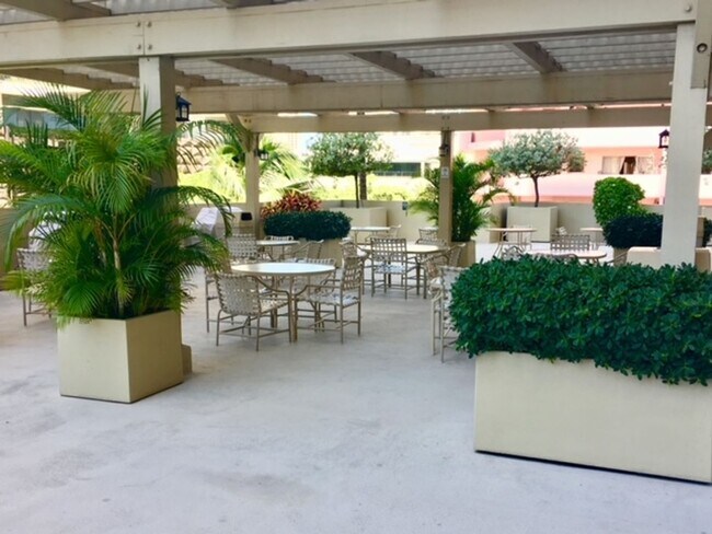 Building Photo - Four Paddle Condominium in Waikiki