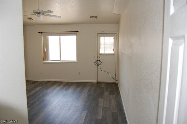 Building Photo - 4911 Ridgewood Dr