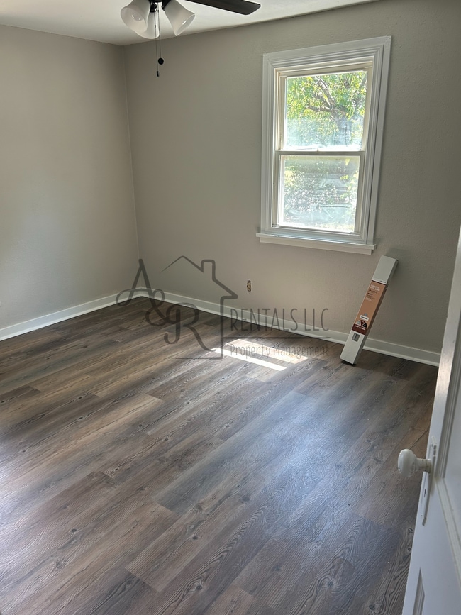 Building Photo - 484 Fieldcrest Dr