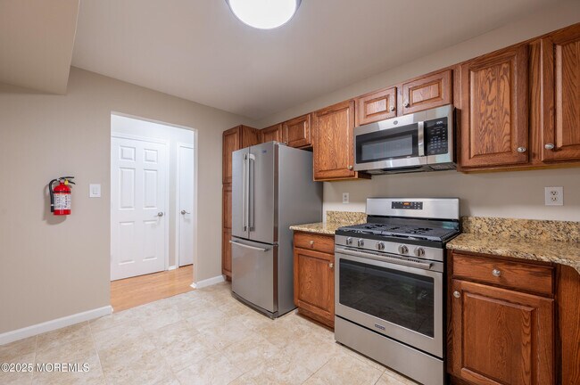 Building Photo - 157 Tulip Ln