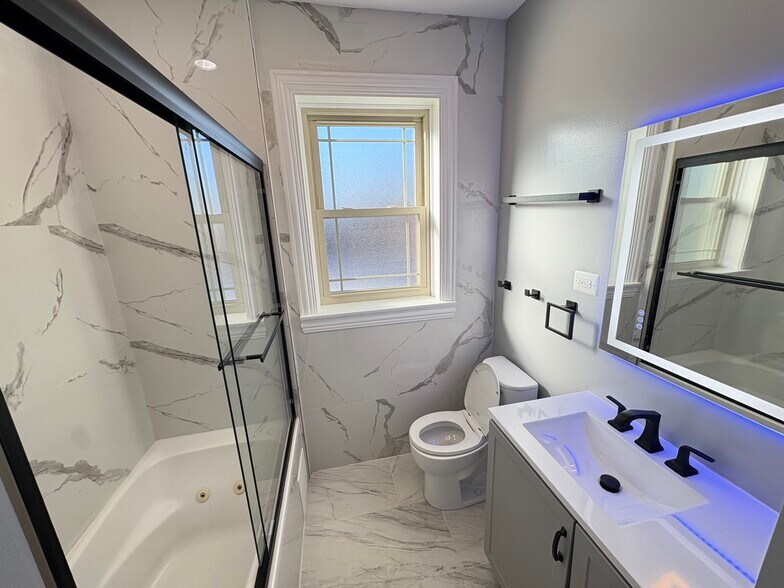 Building Photo - 2026 W McLean Ave