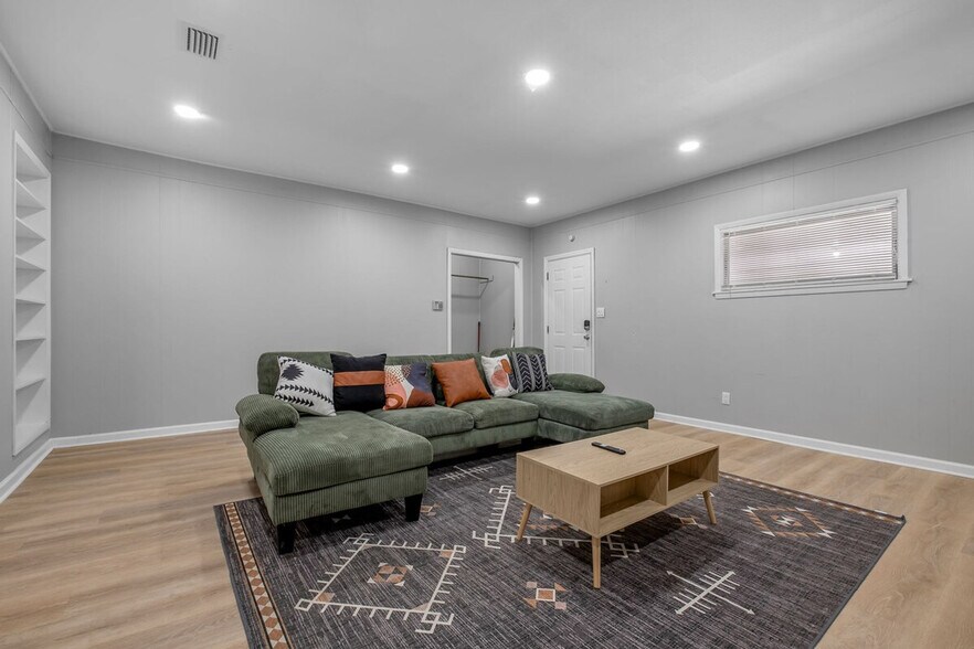 Building Photo - 218 Cactus St